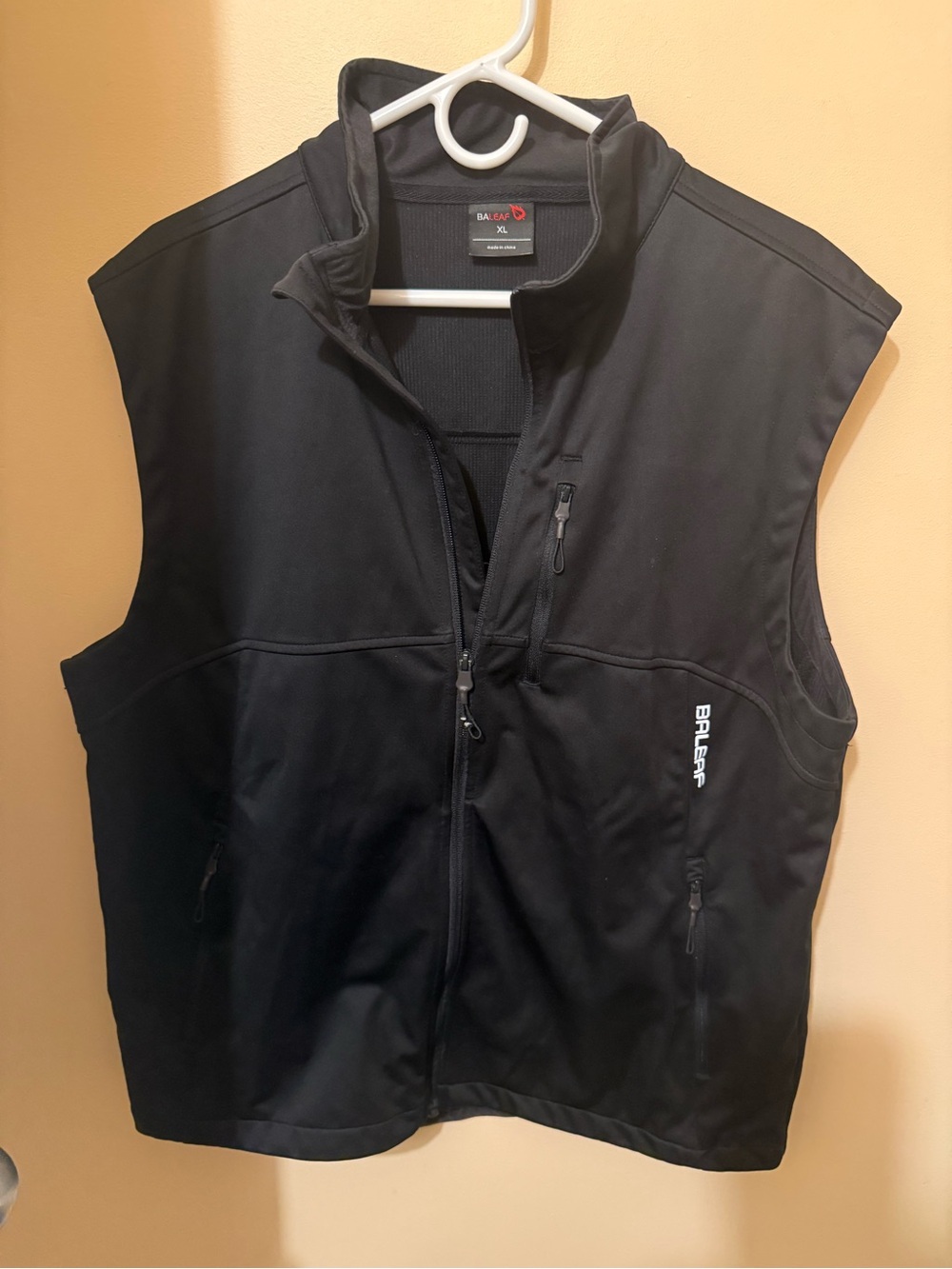 Baleaf Black Men's Softshell Vest with Zippered Pockets